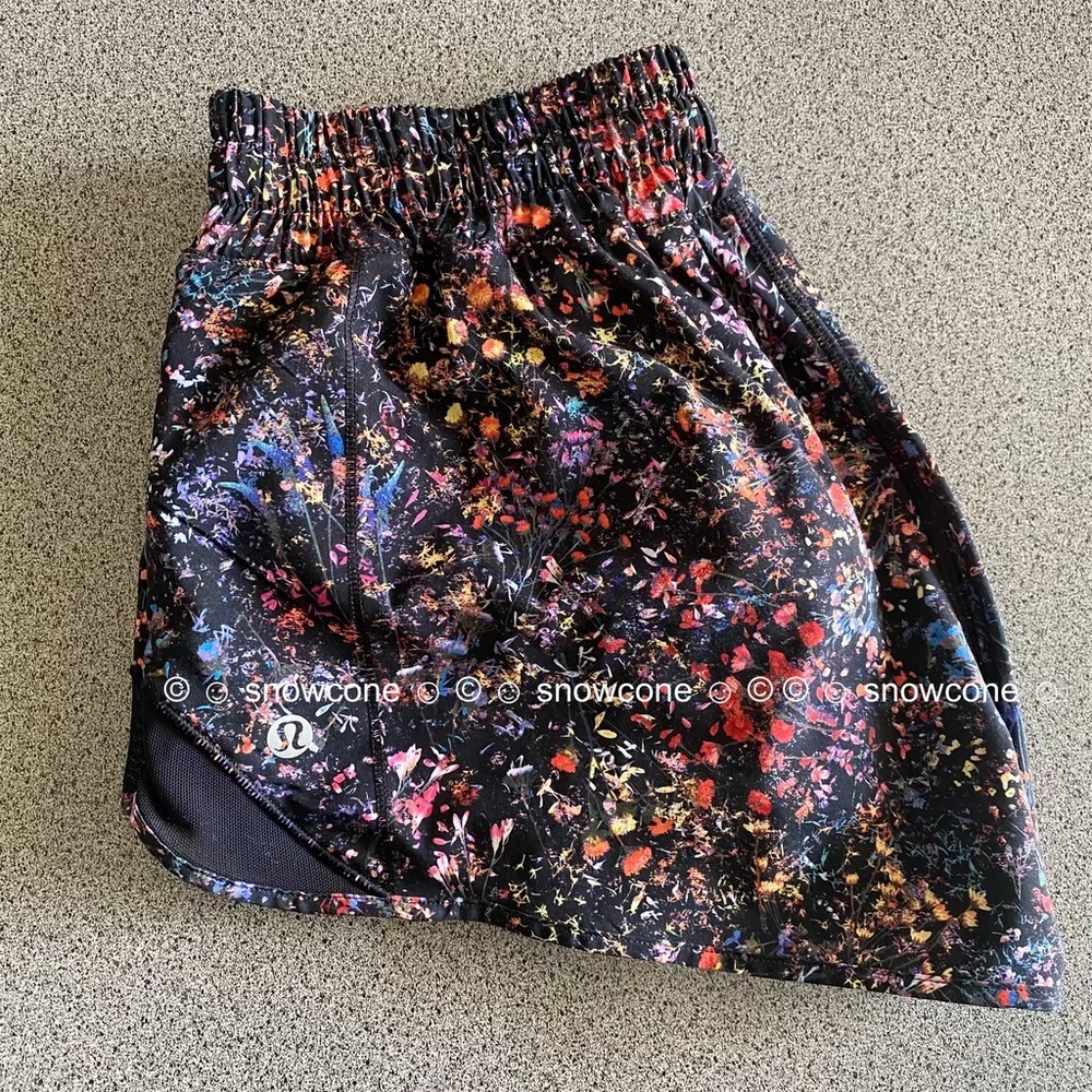 Lululemon Hotty Hot Short 2.5"
Flowerescent Multi / Black